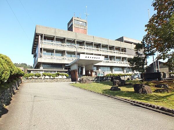 長岡市役所栃尾支所です。徒歩11分（850m）徒歩圏内に市役所があると何かと便利ですね。