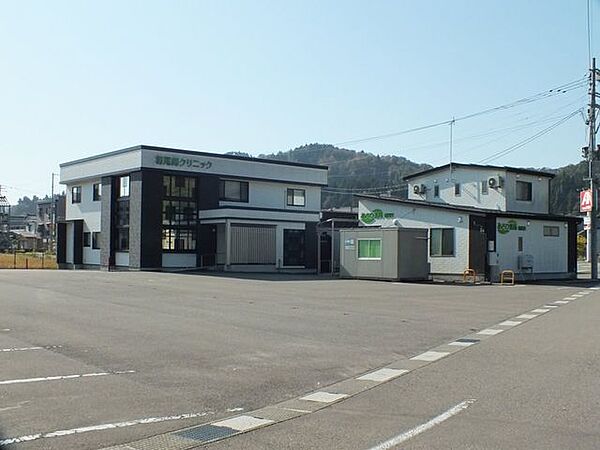 JA新潟県厚生農業協同組合連合会「栃尾郷クリニック」様までお車で約3分（約1100m)です。医療機関が近にあると安心ですね。