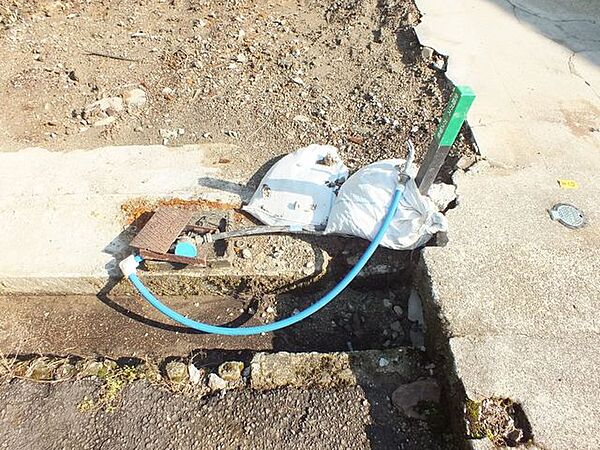 敷地内には上水道・都市ガスが引込されています。（公共下水については前面道路から引込が必要です）