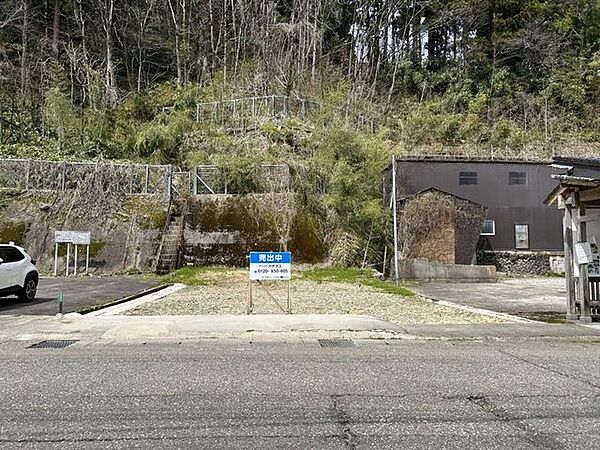 南側歩道方向から見た敷地です。南東側6.5m公道に面した陽当たり良好な敷地ですよ。