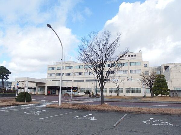 「見附市立病院」までお車で約33分（約11000m)です。医療機関が程よい距離にあると安心ですね。