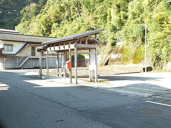 前面道路は雁木が連なる由緒ある風情が楽しめる町並みですよ
