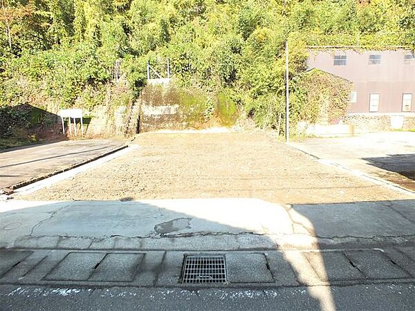 前面道路（南東側）正面からの敷地写真です。敷地両サイドは隣地の方の駐車スペースとなっているため開放的ですよ。（2023年11月3日現在）