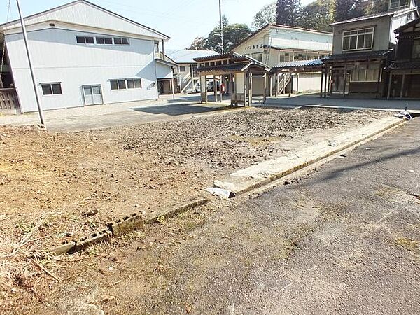 北西側からの写真です。敷地両サイドは隣地の方の駐車スペースとなっているため開放的ですよ。