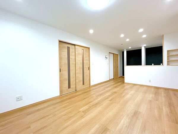 【リフォーム済】別角度から見たLDKです。広々LDKで、家族団らんにいいですね。