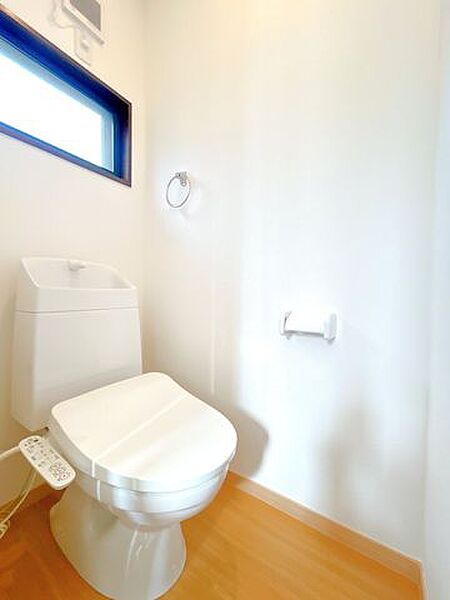 【リフォーム済】3階トイレです。ジャニス工業製の温水洗浄機能付きに新品交換します。汚れが付きにくい加工が施してあるのでお手入れが簡単です。直接肌に触れるトイレは新品が嬉しいですよね。