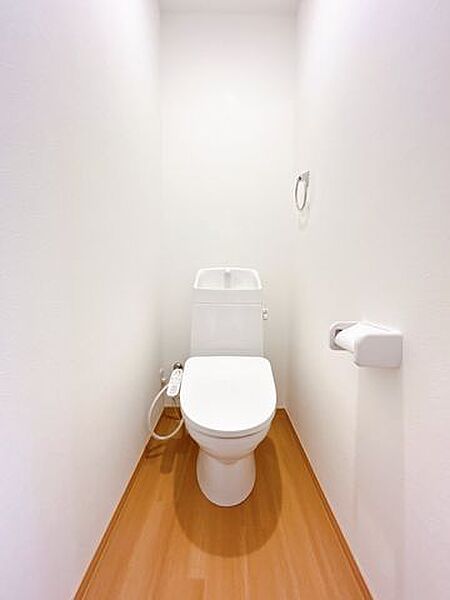【リフォーム済】トイレはジャニス工業製の温水洗浄機能付きに新品交換しました。汚れが付きにくい加工が施してあるのでお手入れが簡単です。直接肌に触れるトイレは新品が嬉しいですよね。