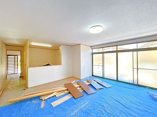 【リフォーム済】LDKは約22帖なります。大きな掃き出し窓がありますので、明るいLDKです。