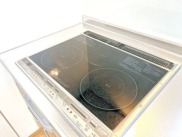 【リフォーム済】新品交換予定のキッチンは3口コンロなので同時進行で調理可能。大きなお鍋を置いても困らない広さです。火を使わないので小さなお子さんがいるご家庭では安心ですね。