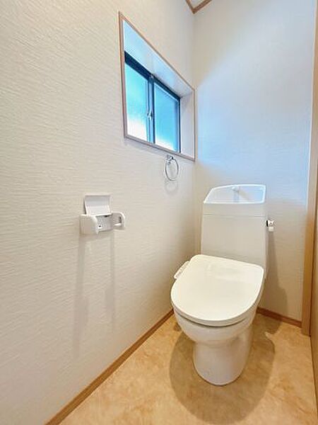 【リフォーム済】トイレはジャニス工業製の温水洗浄機能付きに新品交換しました。汚れが付きにくい加工が施してあるのでお手入れが簡単です。直接肌に触れるトイレは新品が嬉しいですよね。