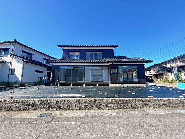 【リフォーム済】外壁は塗装を行い、瓦は一部補修を行いました。庭には防草シートを敷設しております。