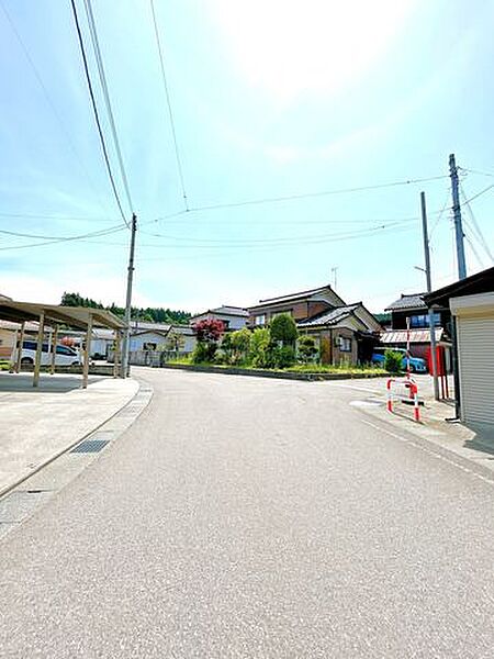 前面道路は約5mです。お家の側面の道路幅員は約7ｍとなっております。