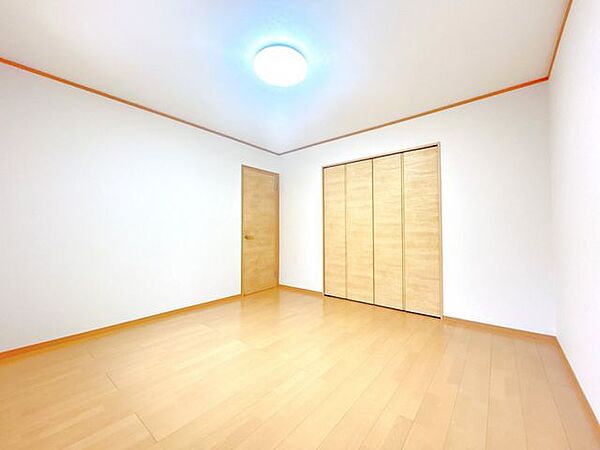 【リフォーム済】DKだった部屋は洋室へと変更しました。水回り設備が近いお部屋ですので、ご高齢の方でも安心です。