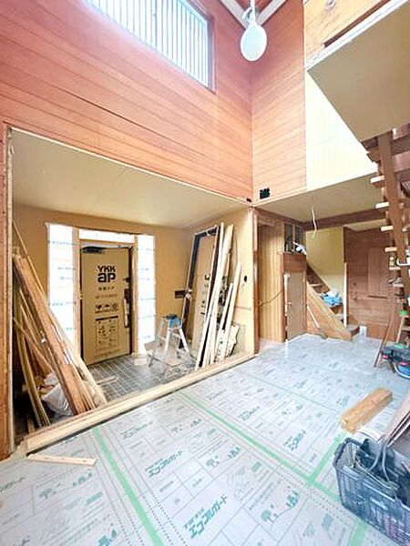 【リフォーム中】玄関タイルの上張りや廊下フローリング上張り、クロス張替え等を行います。リフォーム中にご内覧いただいたお客様であればクロスなどのカラー選択が可能です。時期によっては不可能の場合があります