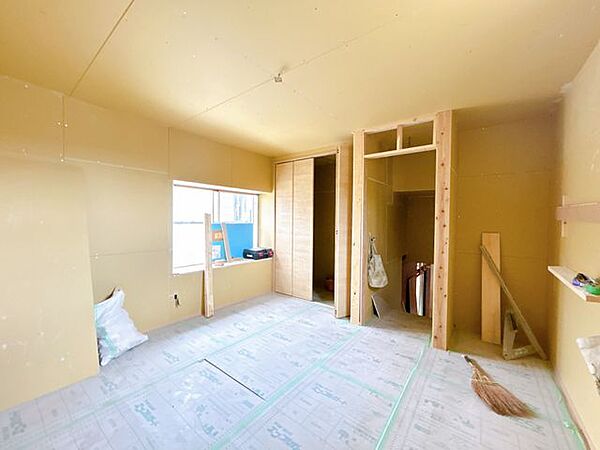 【リフォーム中】2階居室です。和室から8帖洋室へと生まれ変わります。リフォーム中にご内覧いただいたお客様であればクロスなどのカラー選択が可能です。（時期によっては変更不可の可能性がございます）
