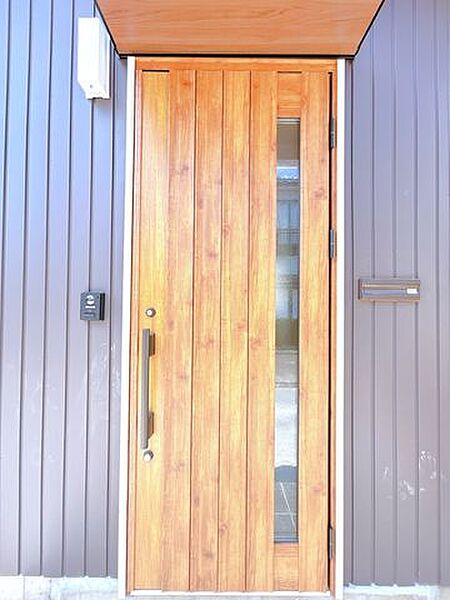 【リフォーム済】玄関ドアはYKKap製を使用しています。鎌錠が鍵受にしっかりとかみ合さり、しっかり固定されます。バールなどでこじ開ける手口に対して強い抵抗力を発揮します。