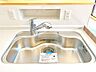 キッチン：【リフォーム済】新品交換したキッチンのシンクはサビにくく熱に強いステンレス製です。水はねの音を抑える静音設計で、従来よりもさらに水音が静かになっています。