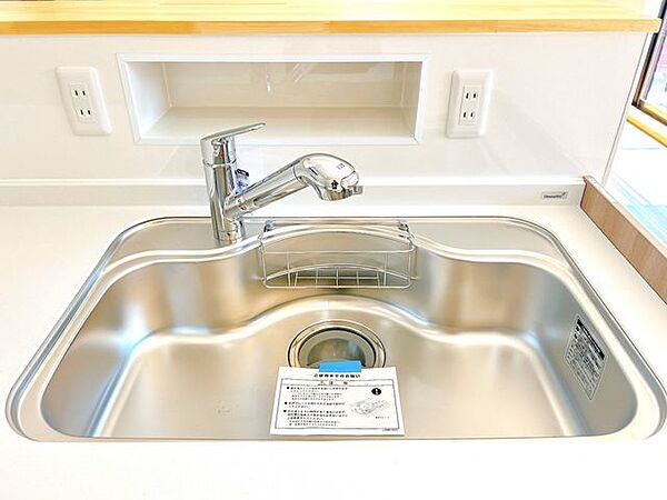 【リフォーム済】新品交換予定のキッチンのシンクはサビにくく熱に強いステンレス製です。水はねの音を抑える静音設計で、従来よりもさらに水音が静かになっています。