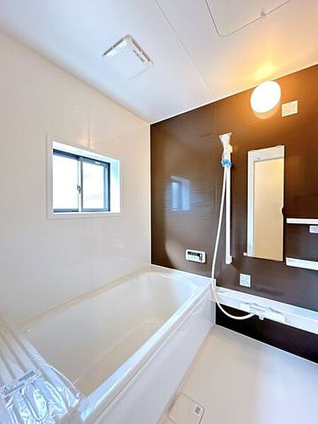 【リフォーム済】浴室はHousetec製の新品のユニットバスに交換しました。足を伸ばせる1坪サイズの広々とした浴槽で、1日の疲れをゆっくり癒すことができますよ。