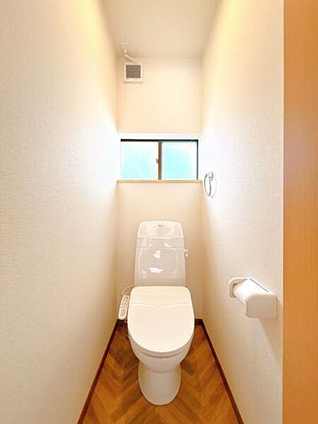 【リフォーム済】トイレはジャニス工業製の温水洗浄機能付きに新品交換しました。汚れが付きにくい加工が施してあるのでお手入れが簡単です。直接肌に触れるトイレは新品が嬉しいですよね。