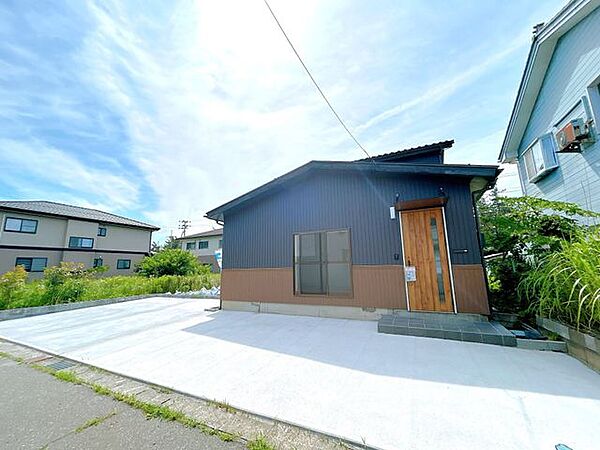 【リフォーム済】別角度から見た現地外観写真です。駐車場拡張工事を行い、外壁塗装を行いました。