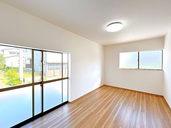 【リフォーム済】1F洋室はフロアタイルの上張りやクロス張替え、照明交換を行います。大きな掃き出し窓がありますので、日当たり良好です。