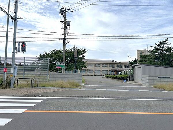 【周辺環境】柏崎市立松浜中学校まで約500ｍ（徒歩約7分）です。