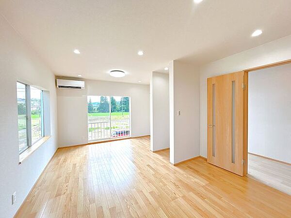 【リフォーム済】リビングにはこれから始まる新生活を快適にサポートしてくれる、新品のエアコンを設置しました。お引っ越しの際に家電の買い替えをご検討のご家族も、エアコン1台分の費用が浮きますよ。
