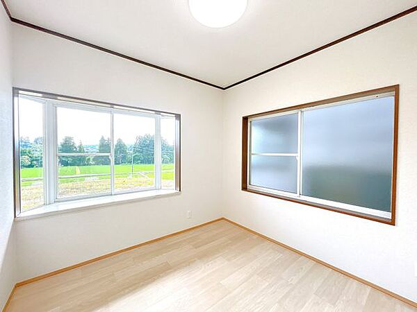 【リフォーム済】3F洋室4.5帖です。新しくクロスを張り替えました。