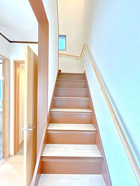 【リフォーム済】階段はクリーニングし、新しく住まわれる方の安全性を考えて手すりを設置しました。小さいお子様やご年配の方でも安心して上り下りしていただけます。