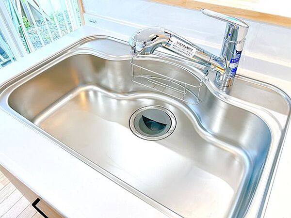 【リフォーム済】新品交換したキッチンのシンクはサビにくく熱に強いステンレス製です。水はねの音を抑える静音設計で、従来よりもさらに水音が静かになっています。