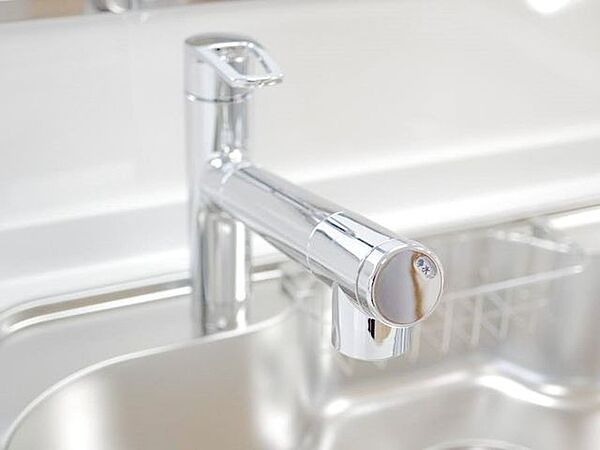 【リフォーム済】新品交換したキッチンの水栓金具はノズルが伸びてシンクのお手入れもラクラクです。水栓本体には浄水機能が内蔵されていて、おいしいお水をつくります。