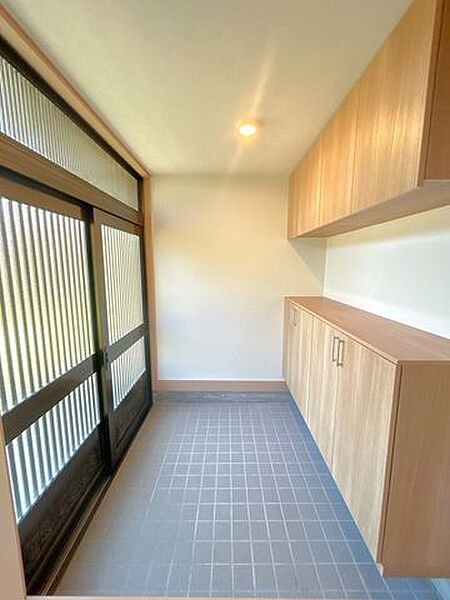 【リフォーム済】玄関内部写真です。クロス張替え、照明交換を行いました。