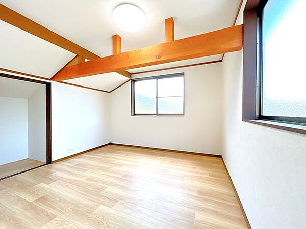 【リフォーム済】3階洋室です。クロス張替え、照明交換、クッションフロア張りを行いました。