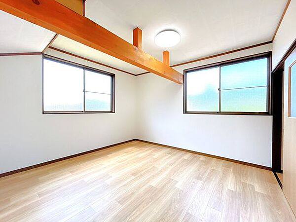 【リフォーム済】3階洋室です。クロス張替え、照明交換、クッションフロア張りを行いました。