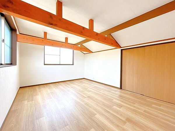【リフォーム済】3階洋室です。クロス張替え、照明交換、クッションフロア張りを行いました。