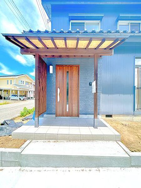 【リフォーム済】玄関ドアはYKKap製に交換しました。鎌錠が鍵受にしっかりとかみ合さり、しっかり固定されます。バールなどでこじ開ける手口に対して強い抵抗力を発揮します。