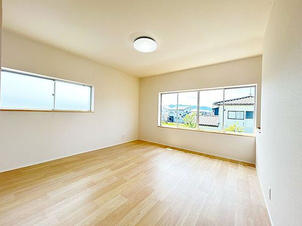 【リフォーム済】2階洋室です。クロス張替え、照明交換、クッションフロア張替えを行います。