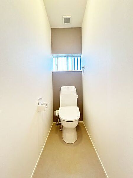 【リフォーム済】トイレはジャニス工業製の温水洗浄機能付きに新品交換しました。汚れが付きにくい加工が施してあるのでお手入れが簡単です。直接肌に触れるトイレは新品が嬉しいですよね。