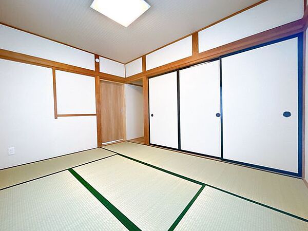 【リフォーム済】1階和室です。畳表替え、クロス張替え、照明交換を行いました。