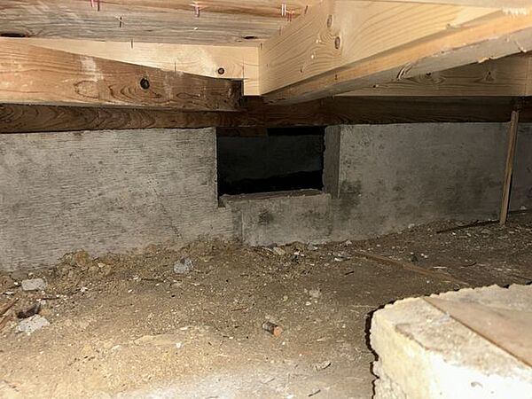 中古住宅の3大リスクである、雨漏り、主要構造部分の欠陥や腐食、給排水管の漏水や故障を2年間保証します。その前提で床下まで確認の上でリフォームし、シロアリの被害調査と防除工事もおこないます。