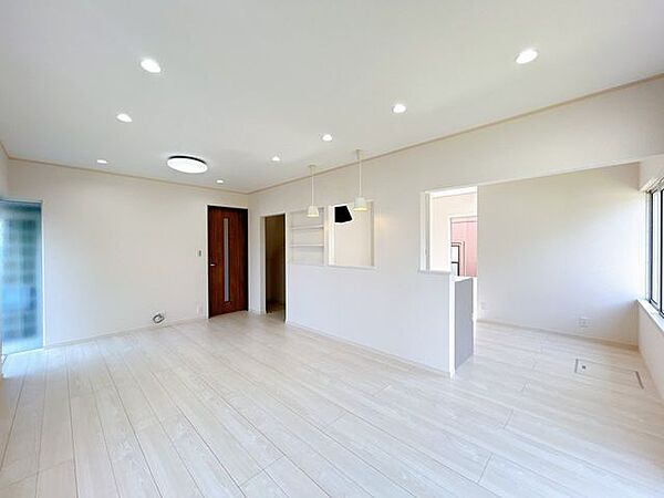 【リフォーム済】リビングです。フローリング上張り、クロス張替え、照明交換を行います。
