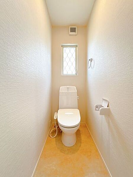 【リフォーム済】トイレはジャニス工業製の温水洗浄機能付きに新品交換します。汚れが付きにくい加工が施してあるのでお手入れが簡単です。直接肌に触れるトイレは新品が嬉しいですよね。