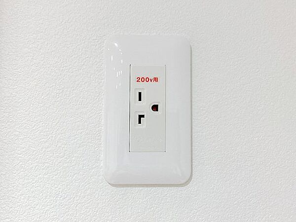 【同仕様写真】全居室にコンセントとTVジャックを設置します。現状コンセントが足りない箇所には必要に応じて増設も行います。生活してみないと気付かない部分もカバーしています。