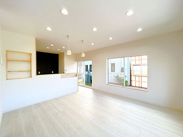 【リフォーム済】1F和室はLDKへと変更します。フローリング張り、クロス張替え、照明交換、建具交換を行いました。