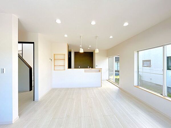 【リフォーム済】リビングです。フローリング上張り、クロス張替え、照明交換を行いました。