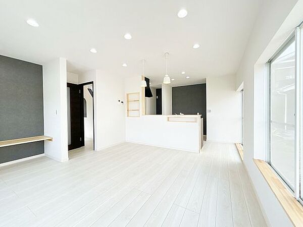 【リフォーム済】リビングです。フローリング上張り、クロス張替え、照明交換を行います。
