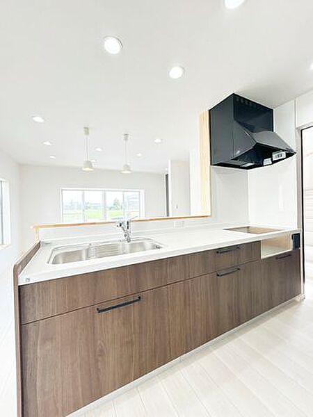 【リフォーム済】キッチンはハウステック製の新品に交換します。引出には一升瓶や寸胴鍋など背の高いものも収納できます。天板は熱や傷にも強い人工大理石仕様なので、毎日のお手入れが簡単です。
