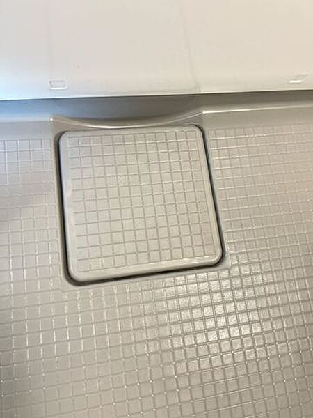 【リフォーム済】新品交換するユニットバスの床は規則正しいパターンの加工がされていて滑りにくくなっています。また、水はけがよく乾きやすいので、翌朝にはカラッと乾きます。