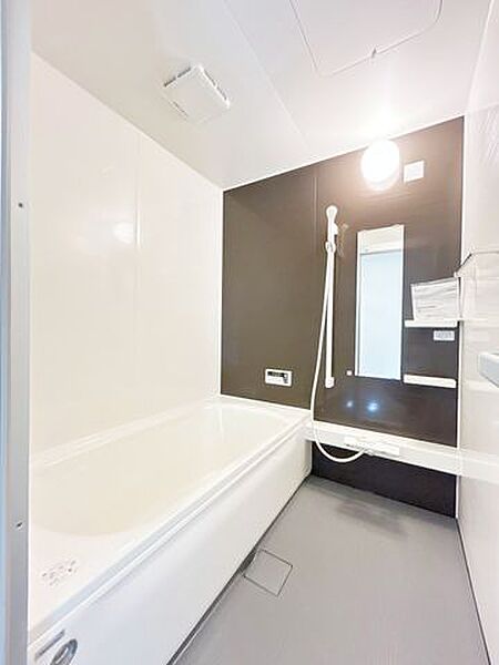 【リフォーム済】浴室はHousetec製の新品のユニットバスに交換します。足を伸ばせる1坪サイズの広々とした浴槽で、1日の疲れをゆっくり癒すことができますよ。